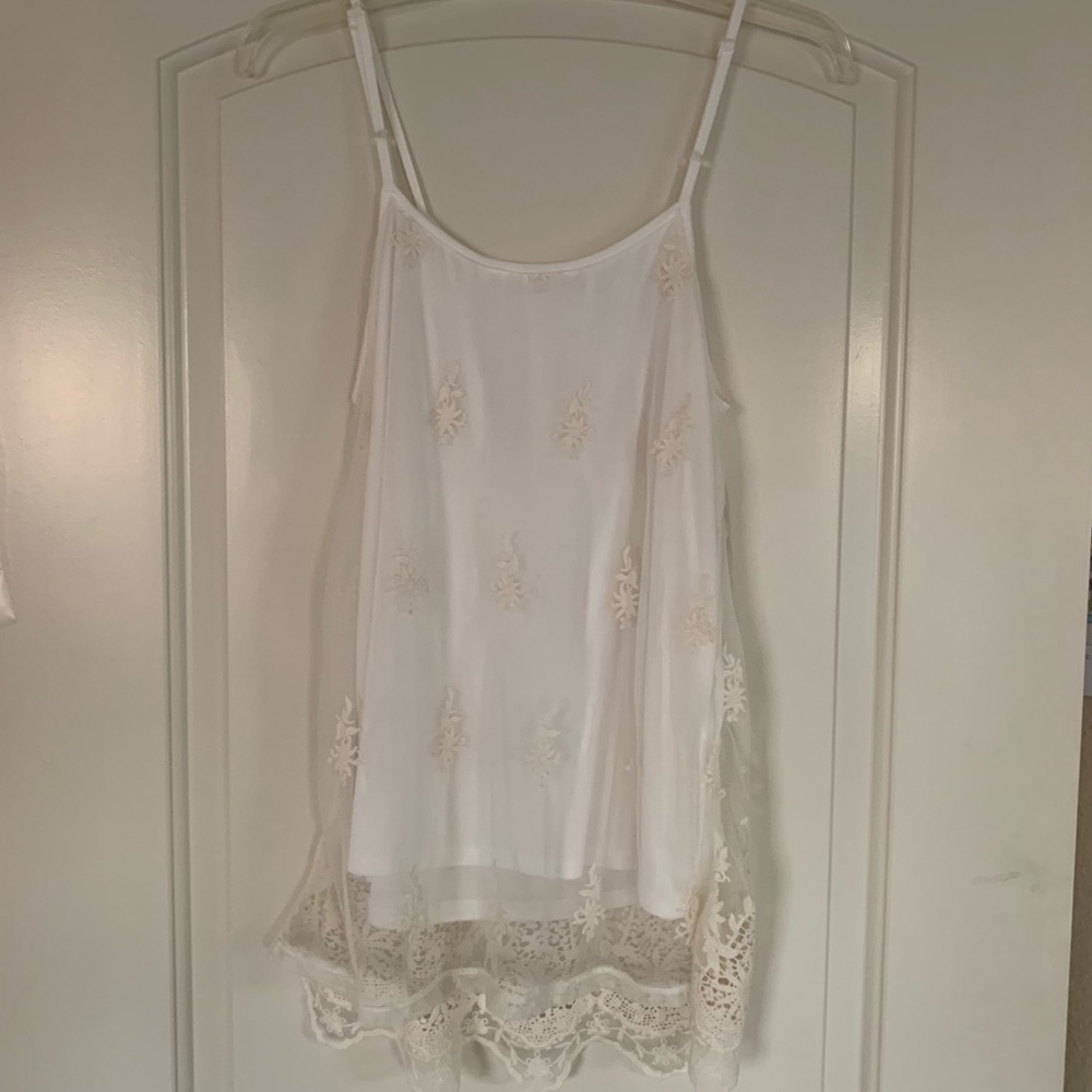 💕 4/$20 Very pretty lace overlay camisole